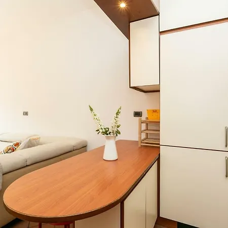 Spacious With Balcony By Navigli *