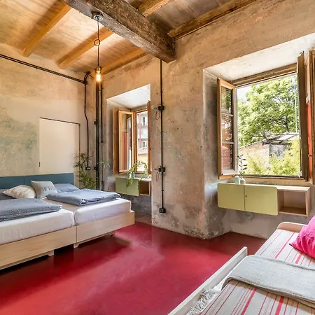 Un Posto A - All'interno Di Cascina Del 700 Milan