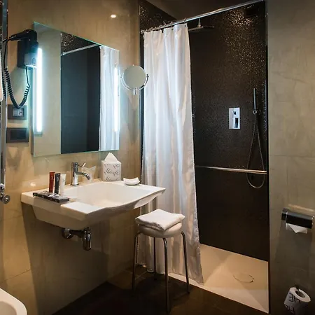 Uptown Palace מלון 4*