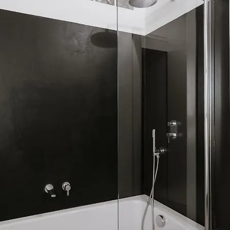 米兰岛小住公寓 *