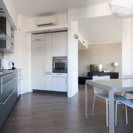 Lush Contemporary Flat, Wonderful And Wide Home With 3 Bedrooms, 6 Guests, By Houseinmilano Appartamento
