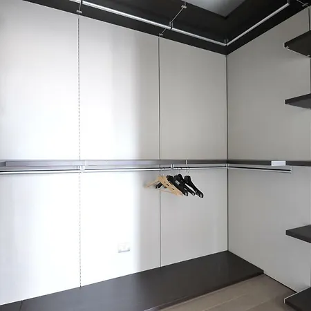 Lush Contemporary Flat ميلان