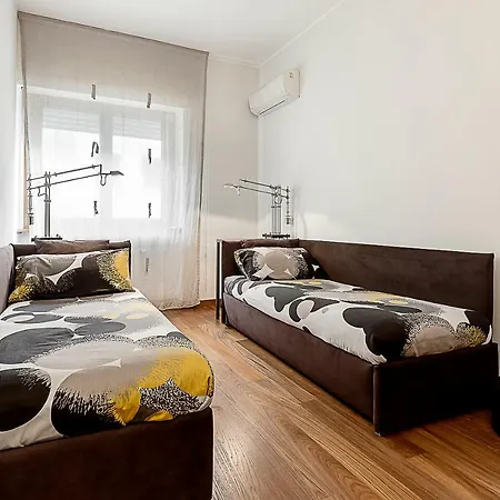 Luxury Apartment *