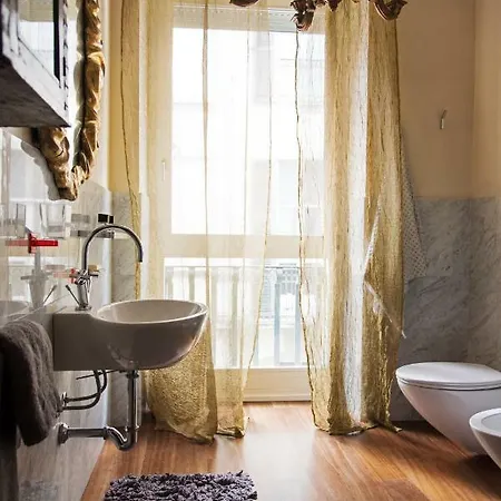 Beautiful Apartment- Duomo District Milão