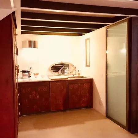 108 Eclectic Loft Near Corso شقة