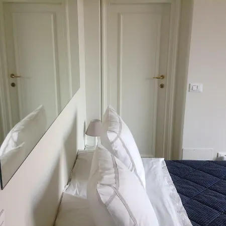Pied A Terre With Terrazza In Center Apartament Mediolan