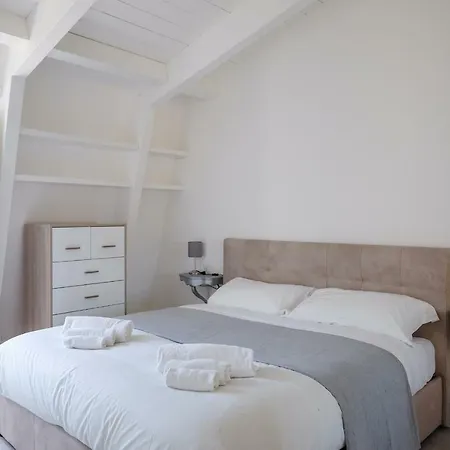 The Best Rent - Bright Attic In 公寓