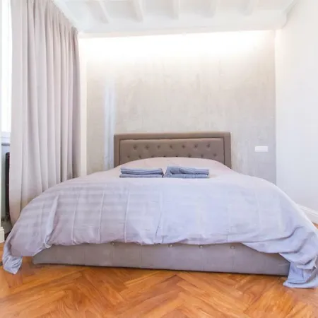 Elegante E Completamente Arredato In Duomo Apartment