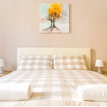 Charming, New & Bright Apt In The Heart Of