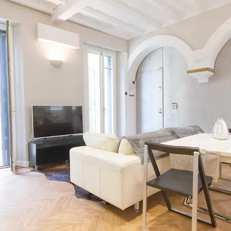 Elegante E Completamente Arredato In Duomo Apartment