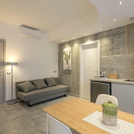 Central Station Intimate Apt * Milan