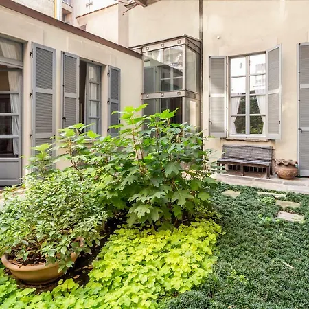 Antica Apartment With Private Outdoor, In The Heart Of Milan Few Steps From Duomo, By Houseinmilano شقة ميلان