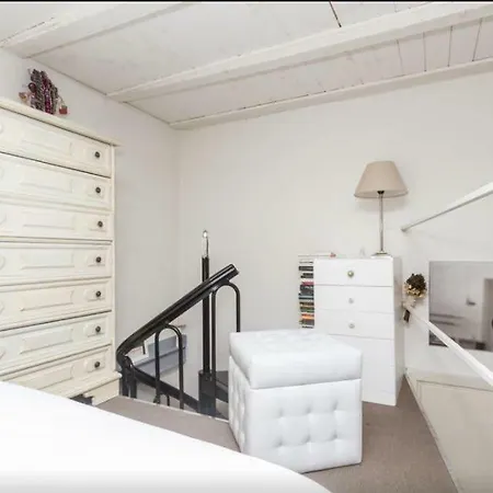 Heartwarming Studio Flat In University District شقة