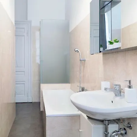 Apartment Hemeras Boutique Homes - 4 Design Homes In Center