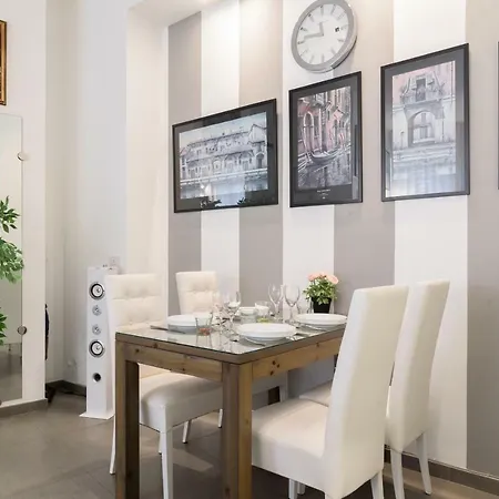 S. Ambrogio Square Apartman *