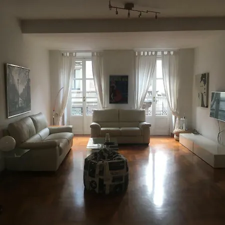 10 Bossi Duomo Apartment Milan