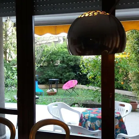Il Giardino Dell'artista Con Parcheggio E Giardino A *