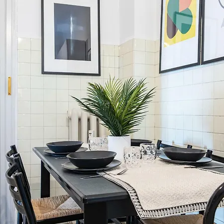 Joivy Sophisticated 3-bed Flat With Desk Apartment