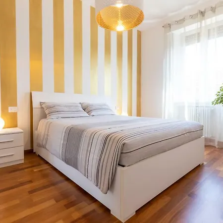 Golden House Apartment *