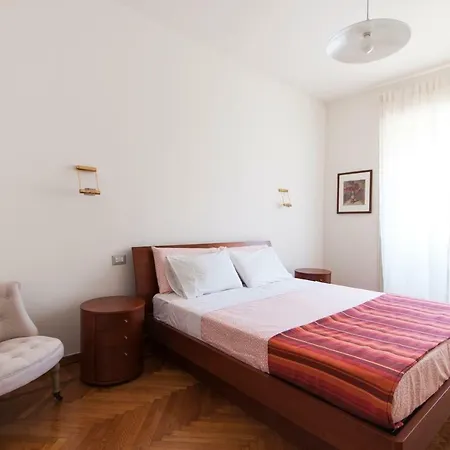 Apartment Spacious Modern Flat In A Lively Area *
