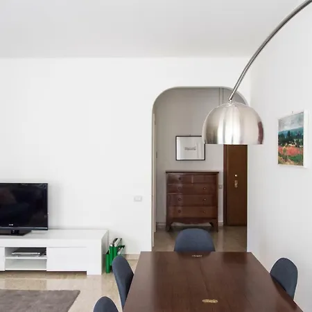 Apartment Spacious Modern Flat In A Lively Area