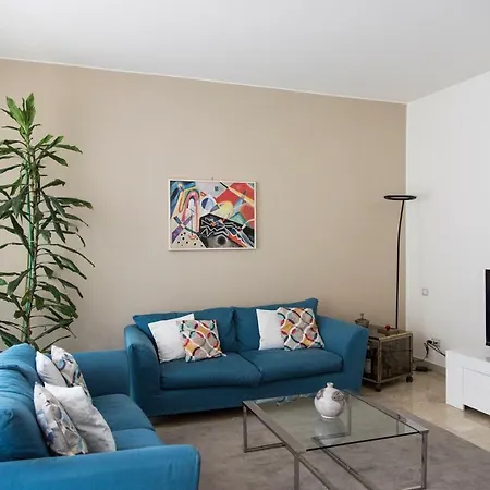 Apartment Spacious Modern Flat In A Lively Area *