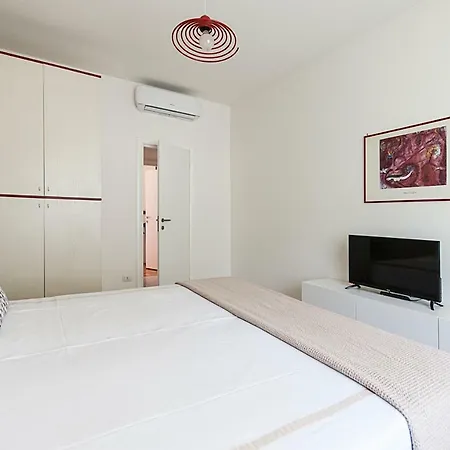 Spacious Modern Flat In A Lively Area Apartment
