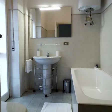 Lacaralele * ميلان