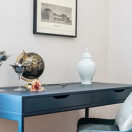 Joivy Sophisticated 3-bed Flat With Desk Apartment *