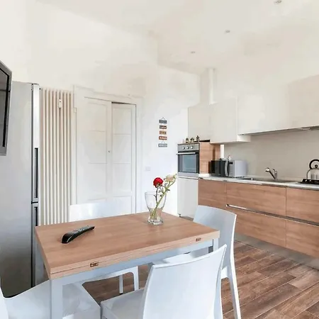 Guesthost - Isola View Renovated