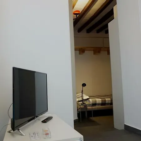 拉万代巷一室公寓 *