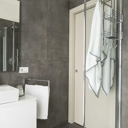 Design & New Center Apartment