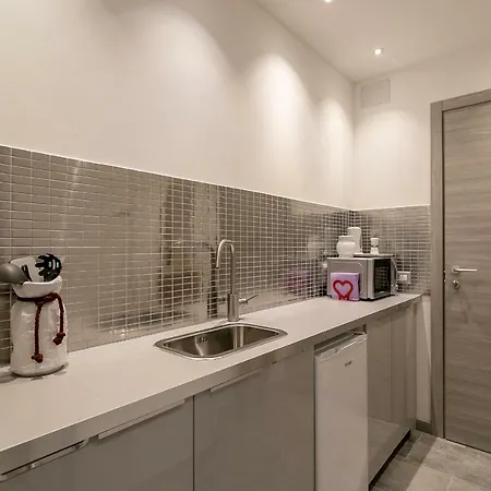 Central Station Elegant Flat Milan