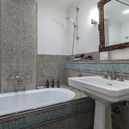 Antica Apartment With Private Outdoor, In The Heart Of Milan Few Steps From Duomo, By Houseinmilano شقة *