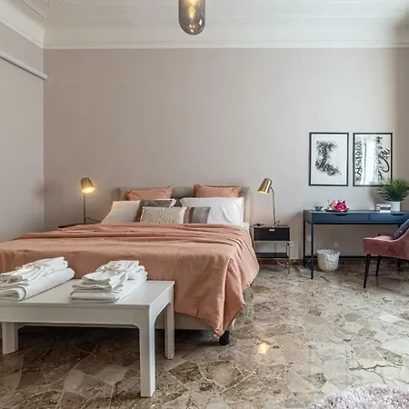 Joivy Sophisticated 3-bed Flat With Desk Apartment