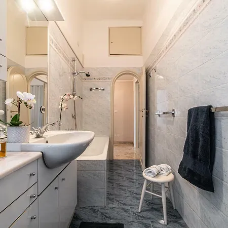 Joivy Sophisticated 3-bed Flat With Desk Apartment