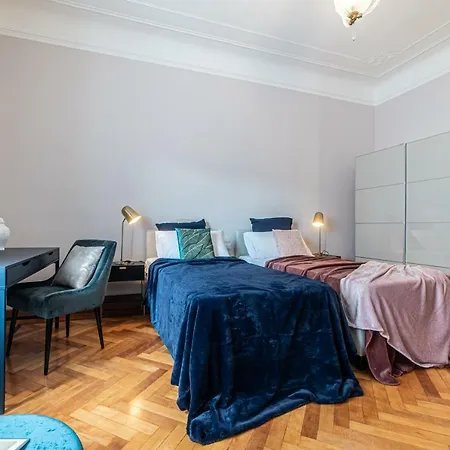 Joivy Sophisticated 3-bed Flat With Desk Milan