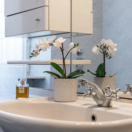 Joivy Sophisticated 3-bed Flat With Desk Milan
