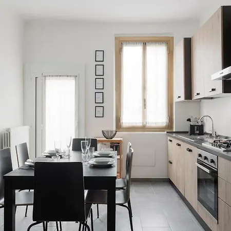 Comfortable Family Group Via Paruta *