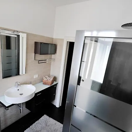 Sweet San Lorenzo, Right In The Centre Милан