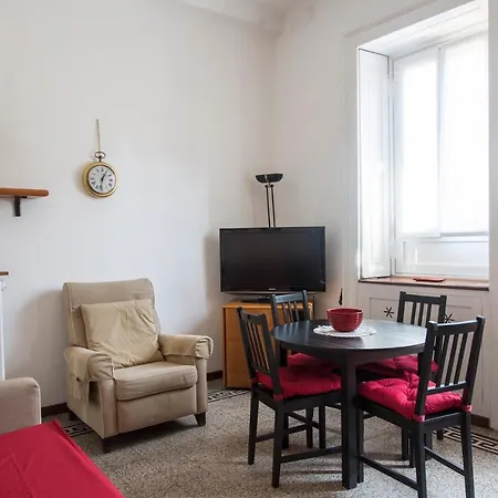 Peaceful Court In Shopping District Apartman