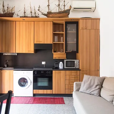 Peaceful Court In Shopping District Apartman