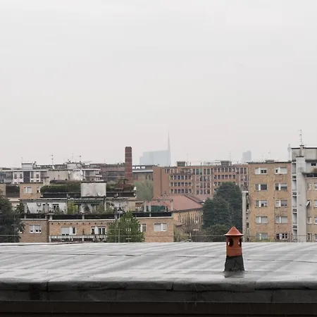 High Rise Flat Near Metro Stop Milán