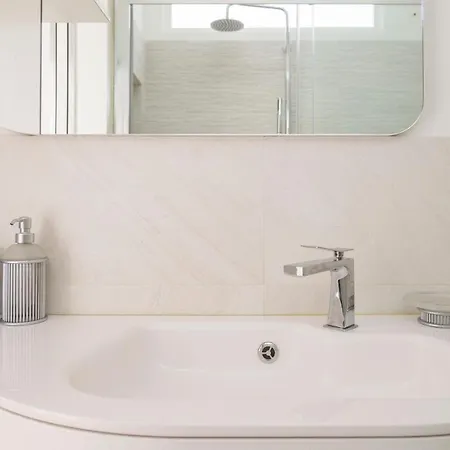 Cosmopolitan Home, 2 Bedrooms, 2 Bth, 5 Guests Daire