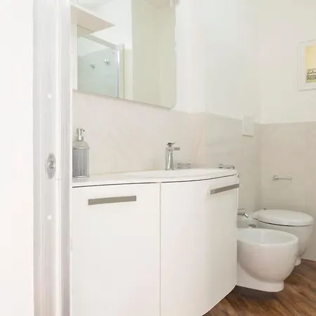 Daire Cosmopolitan Home, 2 Bedrooms, 2 Bth, 5 Guests Milano