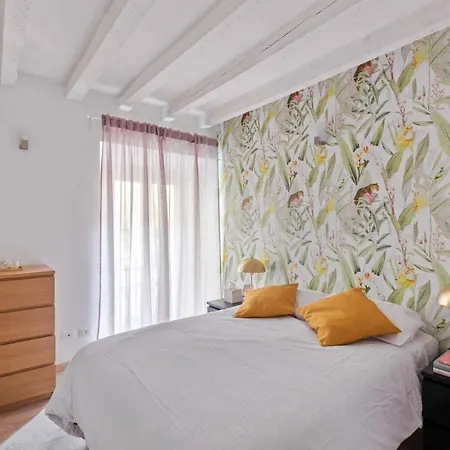 Apt In The Heart Of Fashion Area