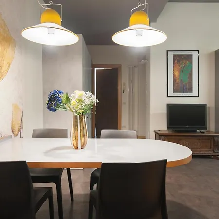 San Babila Halldis Apartment *