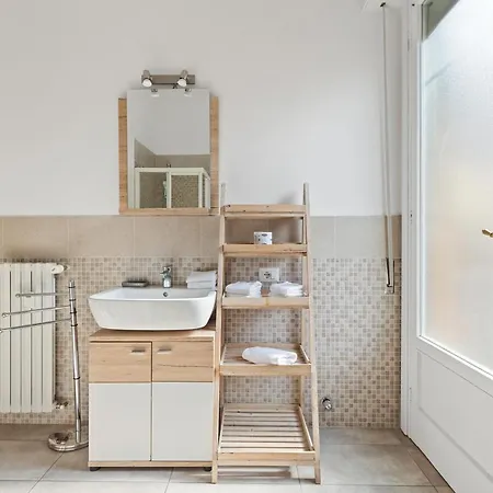 Roomy Duomo & San Babila Apartment Milan