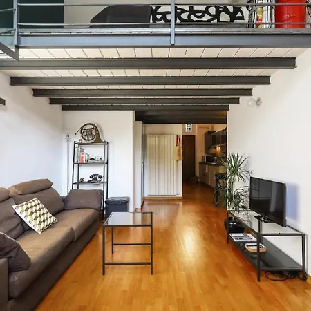 Paki Nel Cuore Dei Navigli Di Милан