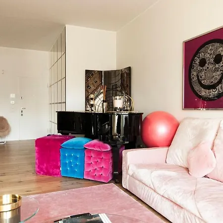 Luxury Designer Space In Shopping District Apartman *